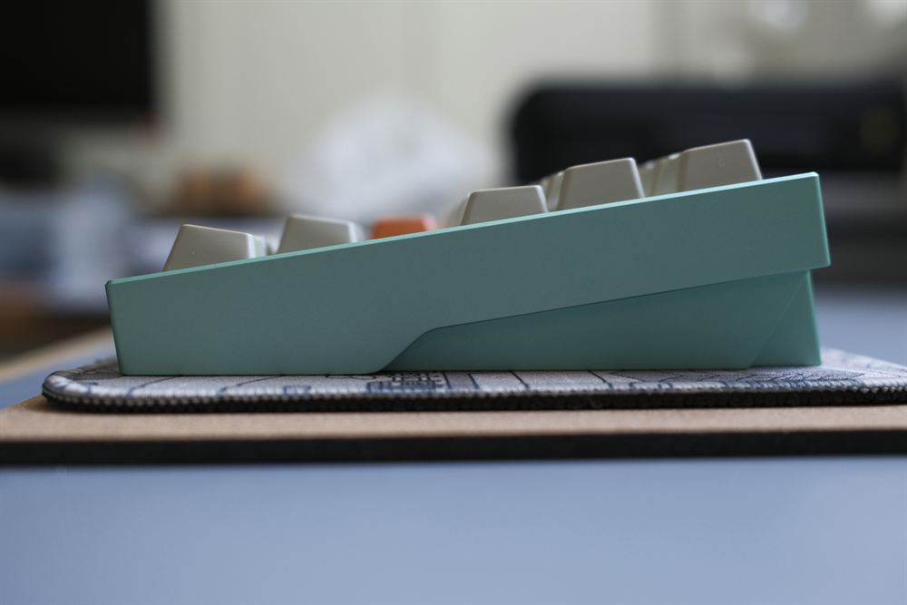 Right-side profile of the board with a blurred room background