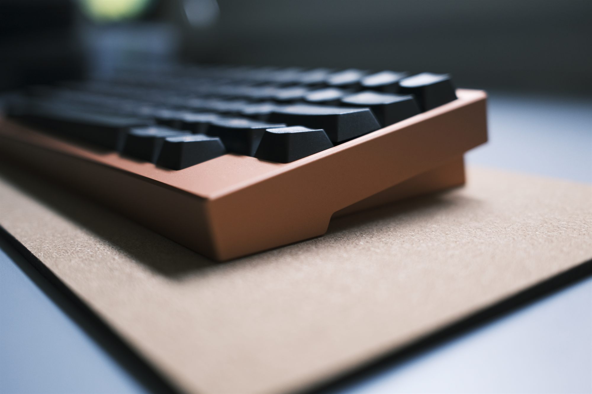 Daji Seis Cero, three-quarter view — coral anodized aluminium case with dark GMK Pono keycaps