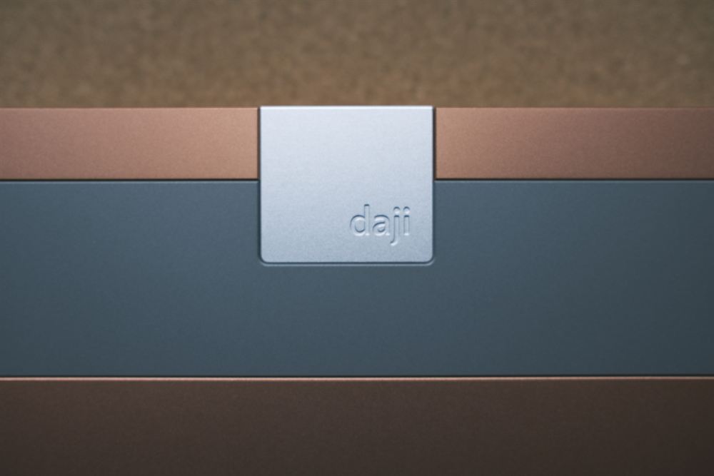 Rear badge engraved with the daji maker's mark