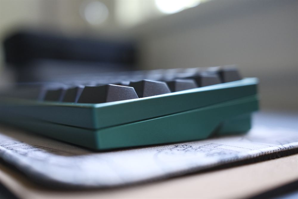 Flybeck Ech0 — peacock-green anodized board with grey GMK Nord
