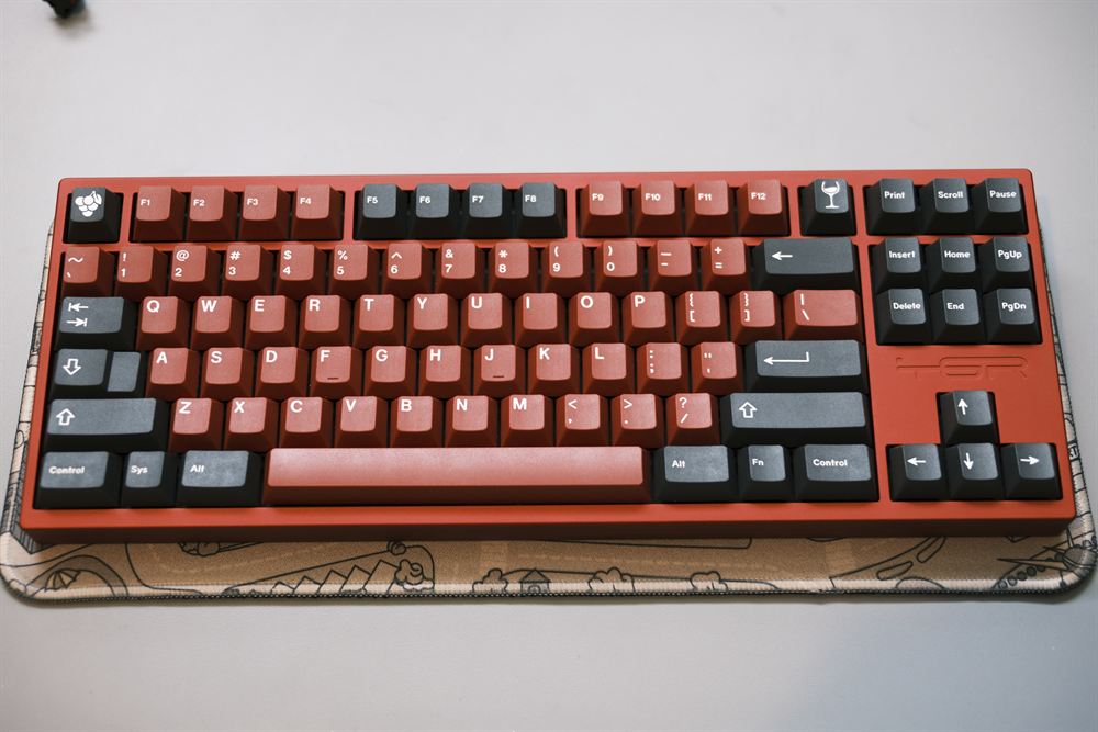 Top-down plan view with the GMK Burgundy set on the red case