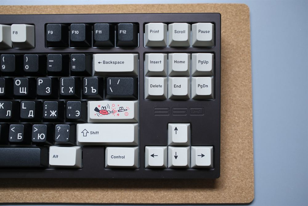 Right cluster with the red spray novelty, navigation keys and 360 engraving