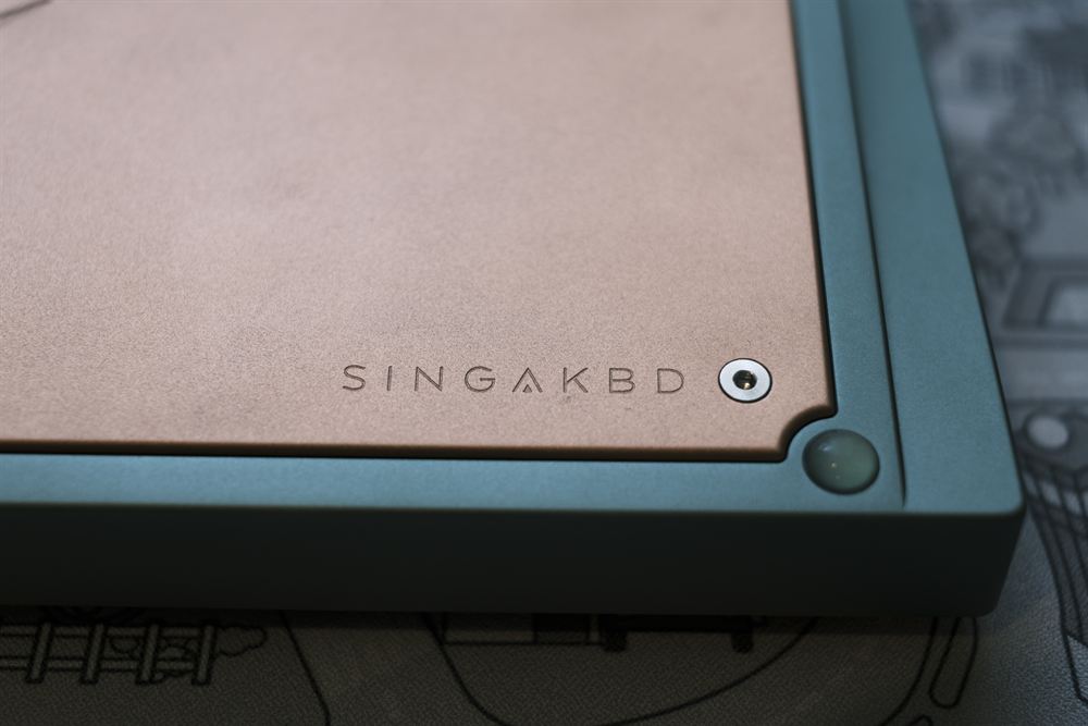 Close-up of the copper weight corner with SingaKBD engraving